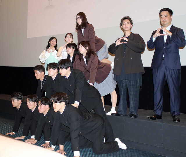 組体操をする日体大体操部員と撮影に応じた(左から)藤原さくら、山田杏奈、青木柚、下津優太監督