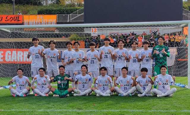 連覇を飾って喜ぶ清水ユースのメンバー（カメラ・里見　祐司）