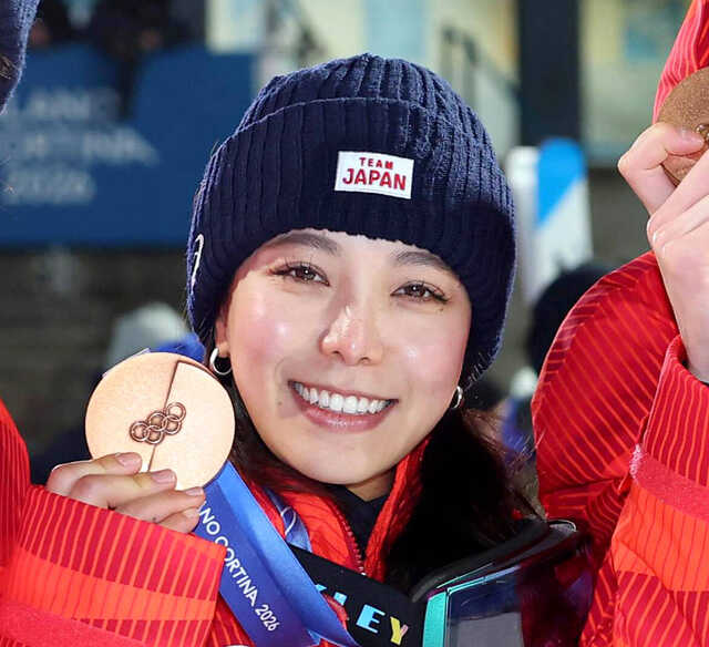 混合団体決勝で銅メダルを獲得し、笑顔を見せる高梨沙羅(カメラ・宮崎 亮太)