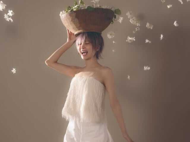 歌手のLiSAさんは3月18日、自身のInstagramを更新。4月17日発売の15周年記念書籍『LiSA 15th Anniversary Book PRiSM』の撮影カットを公開しました。（サムネイル画像出典：LiSAさん公式Instagramより）