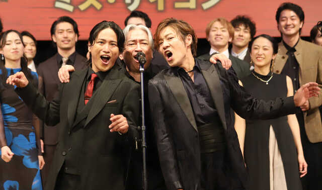 ミュージカル「ミス・サイゴン」の製作発表記者会見に出席した（手前左から）桐山照史、駒田一、東山義久（カメラ・堀北　禎仁）