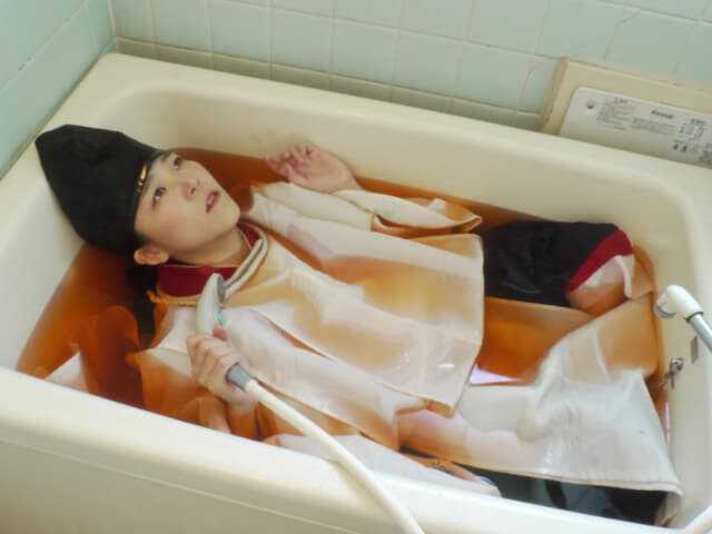 お笑い芸人のカニササレアヤコさんは3月17日、自身のXを更新。ボツになった写真を公開し、話題となっています。(サムネイル画像出典:カニササレアヤコさん公式Xより)