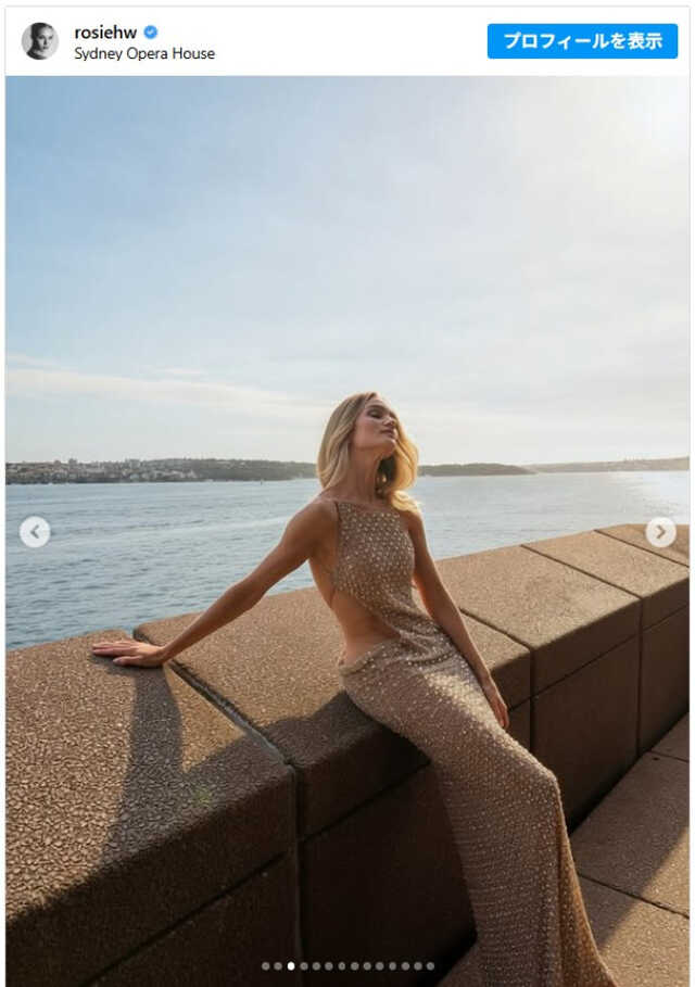 ゴールドのカットアウトドレスをまとったロージー・ハンティントン=ホワイトリー ※「ロージー・ハンティントン=ホワイトリー」Instagram ゴールドのカットアウトドレスをまとったロージー・ハンティントン=ホワイトリー ※「ロージー・ハンティントン=ホワイトリー」Instagram