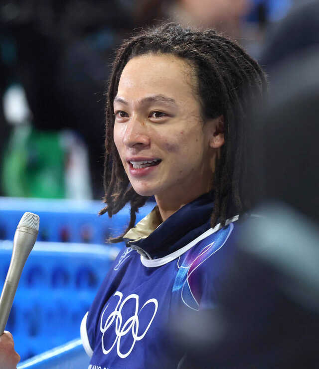 予選通過を決め笑顔で取材に応じる平野歩夢（カメラ・宮崎　亮太）