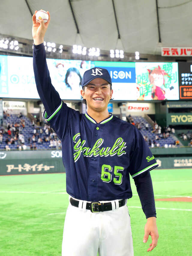 初本塁打のボールを手に笑顔の鈴木叶