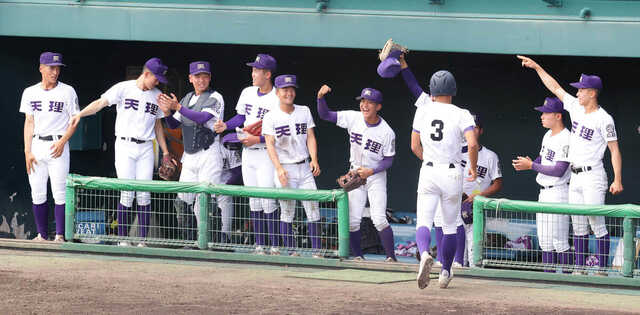 ３回、大塚弘登の適時打に沸く天理ベンチ（カメラ・谷口　健二）
