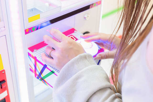 クレーンゲームのほか、アーケードゲームが設置されている店舗も。どちらも1回100円という手軽さが魅力だ