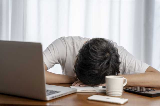 疲弊するクリエイターのイメージ（画像：写真AC）