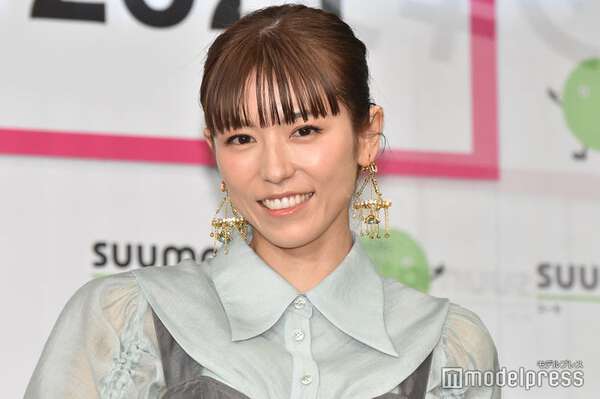 若槻千夏、ミニ丈トップスから美ウエスト見せ「引き締まってる