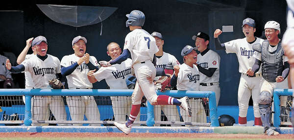 野球バック   錦丘高校野球部 何度もマウンドに 後輩の背を優しくたたいた金沢錦丘・福村主将