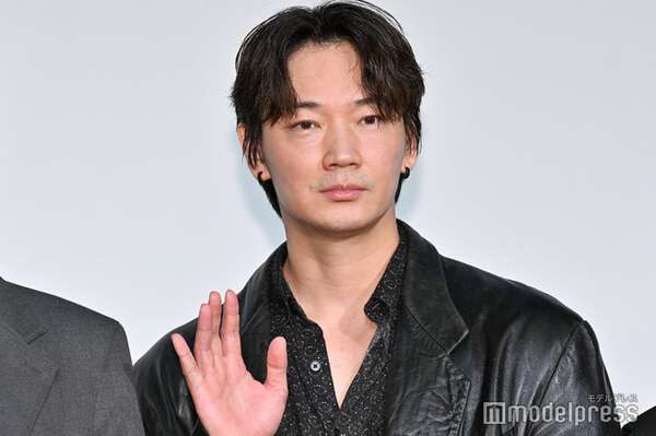 綾野剛、ステージ上で汗止まらず 撮影中も汗操る「質も変え