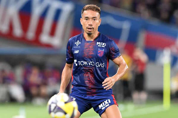 長友佑都が圧巻2A「気持ちだけ」 3-2逆転勝利の立役者に…「FC