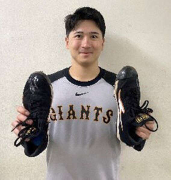 巨人】泉口、増田陸、井上が直筆サイン入りのスパイクを