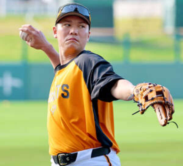 巨人】坂本勇人、韓国のレジェンド捕手と笑顔で再会 ともに通算