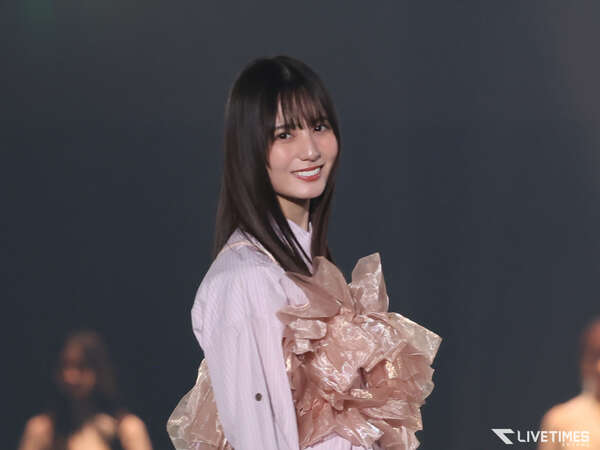 日向坂46・小坂菜緒、笑顔とアンニュイな表情のギャップで魅了。ライブ