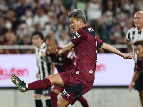 三浦知良が古巣・神戸のレジェンズマッチで58歳初ゴール PKで