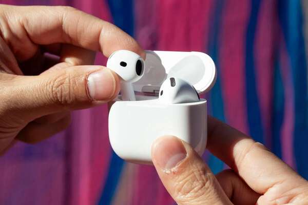 本日発売のAirPods 5。買いはワイヤレス充電ケースの方。バッテリーを