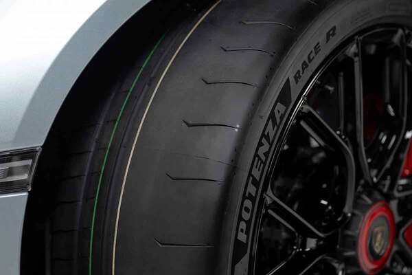 ブリヂストン、ランボルギーニ「レヴエルトSV」に専用タイヤを独占納入