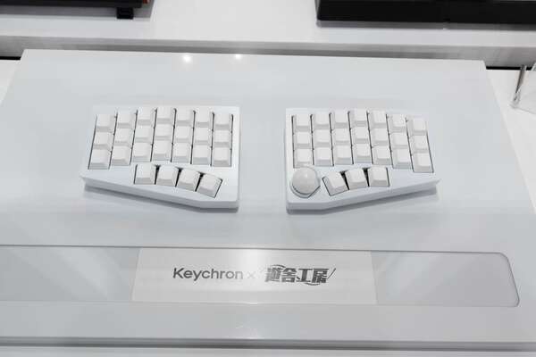 自作キーボードの遊舎工房 × Keychron。 アルミボディ左右分割